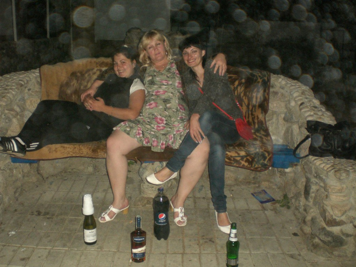 Пьяные девушки в деревне