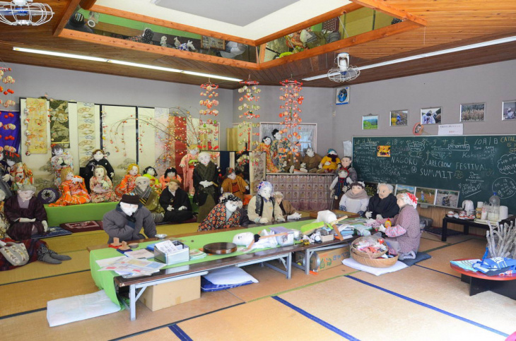 Японская деревня, где кукол больше, чем людей