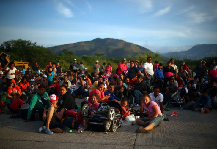 Многочисленный караван мигрантов приближается к США
