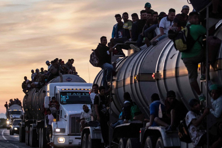 Многочисленный караван мигрантов приближается к США