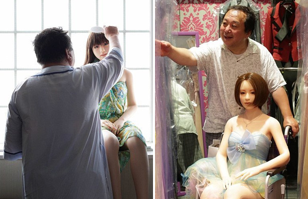 Отец двоих детей из Японии, стал жить с силиконовой куклой