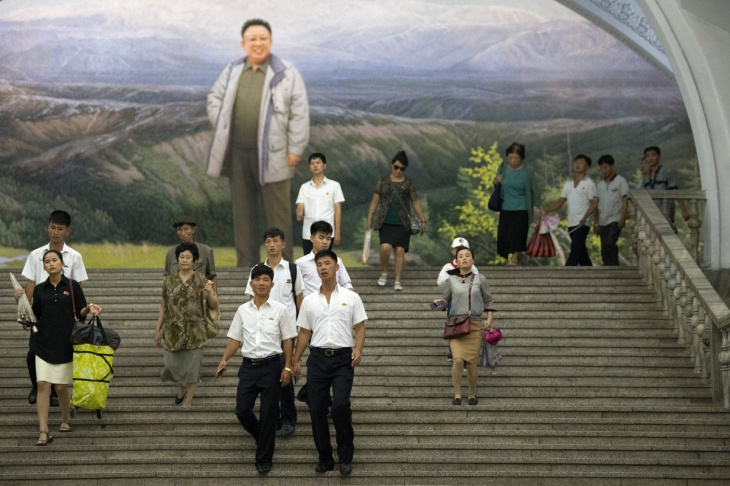 Северокорейцы за работой и во время отдыха