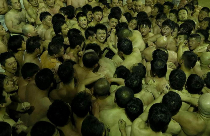 Тысячи полуголых японцев поборолись за пару священных палочек Шинги