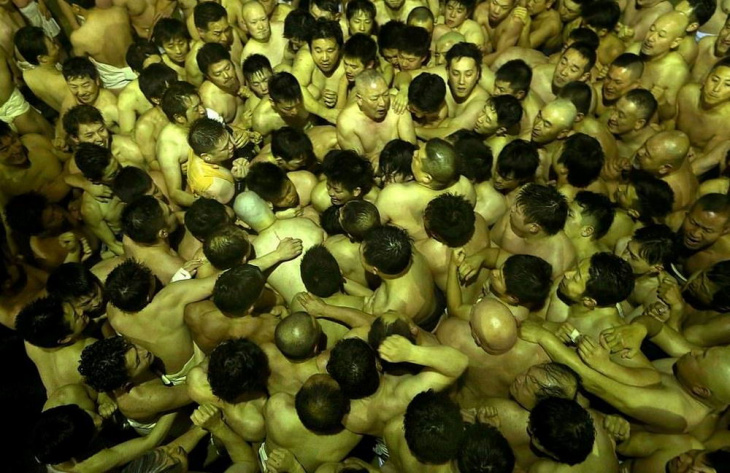 Тысячи полуголых японцев поборолись за пару священных палочек Шинги