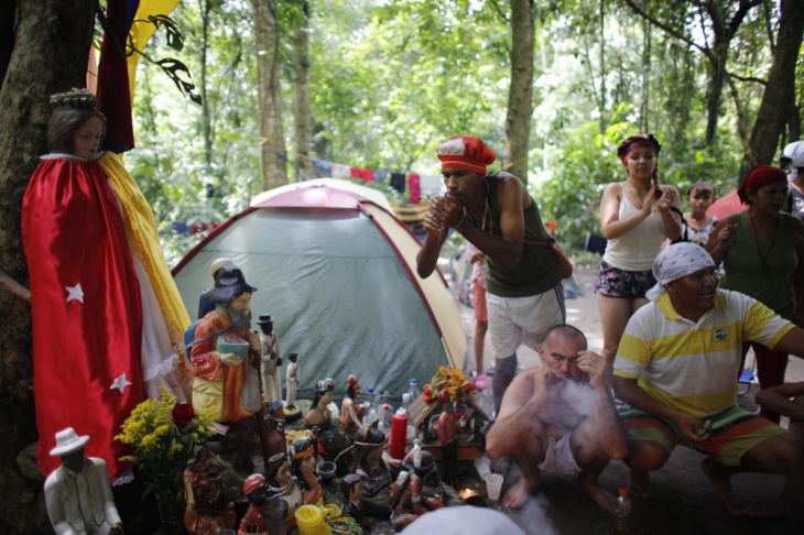 Венесуэльцы просят сил и исцеления у мифической богини