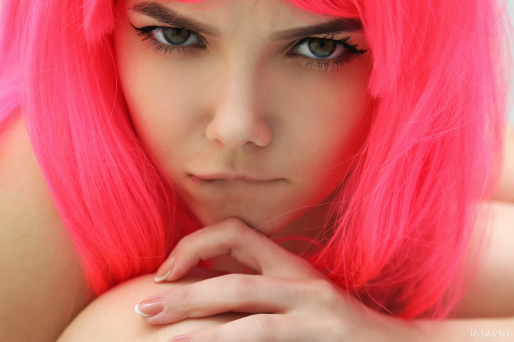 Обнаженная девушка с розовыми волосами