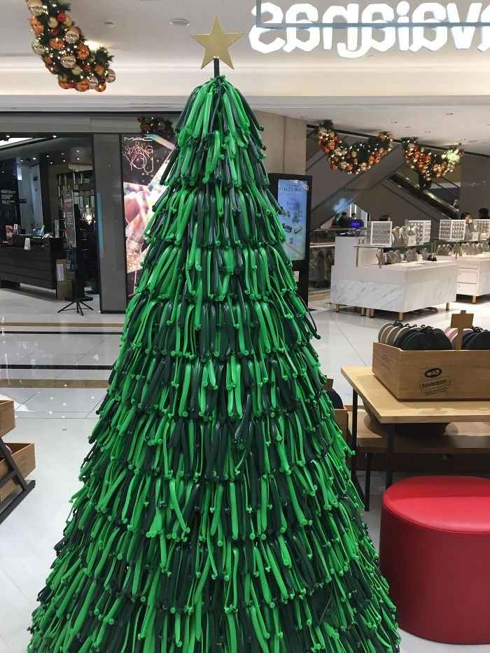 Прикольные новогодние елки на рабочих местах