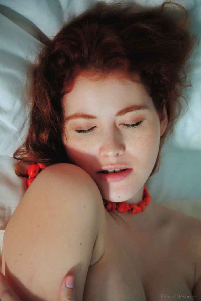 Голая рыжая девушка раком в постели &#8212; НЮ