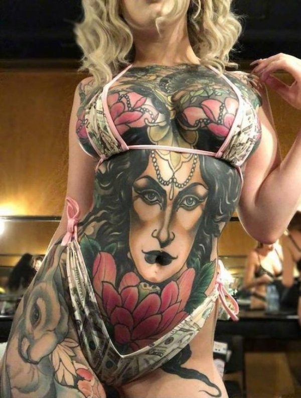 Симпатичные девушки в нижнем белье с татуировками
