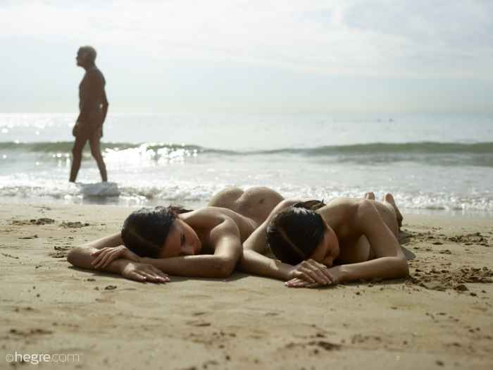 Две голые сестрёнки загорают на пляже &#8212; НЮ