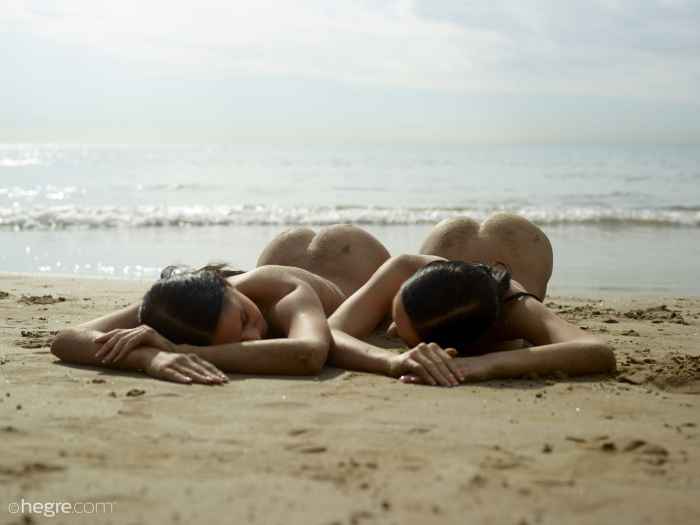 Две голые сестрёнки загорают на пляже &#8212; НЮ