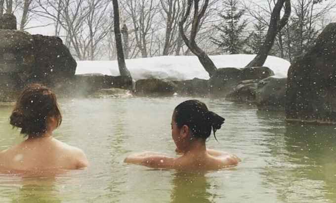 Горячие купальни Японии, где расслабляются обнаженными