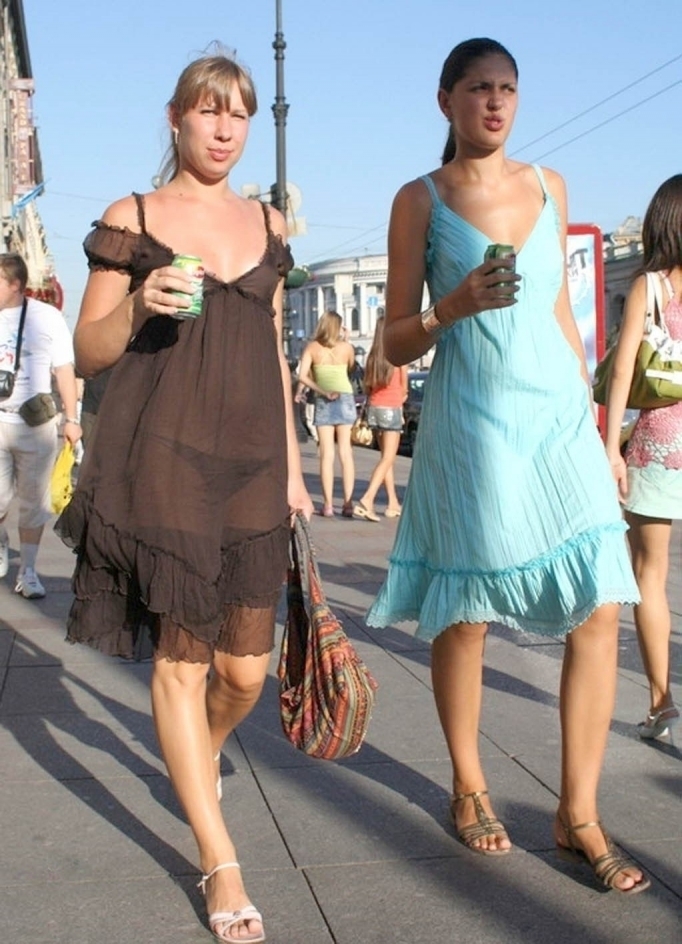 Девушки легкой, прозрачной одежде в жаркие летние дни