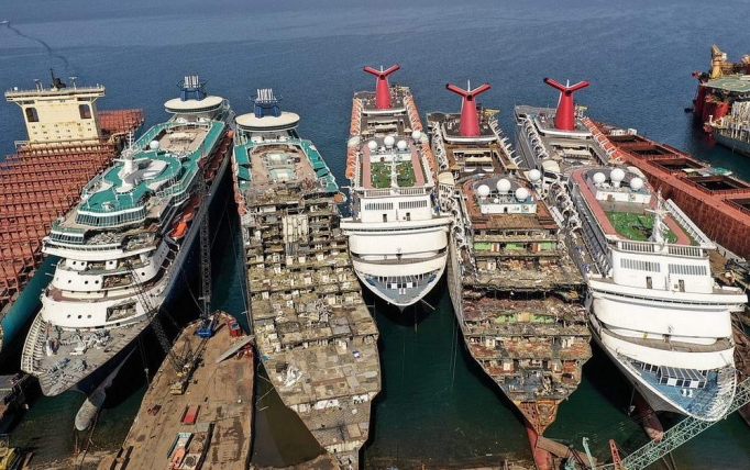 Кладбище круизных лайнеров в Турции