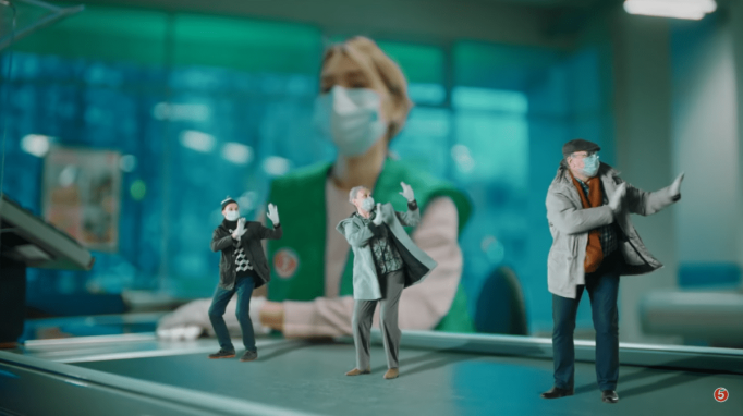 «Пятёрочка» выпустила антивирусный клип о соблюдении безопасности. И он такой чудной, что может стать вирусным