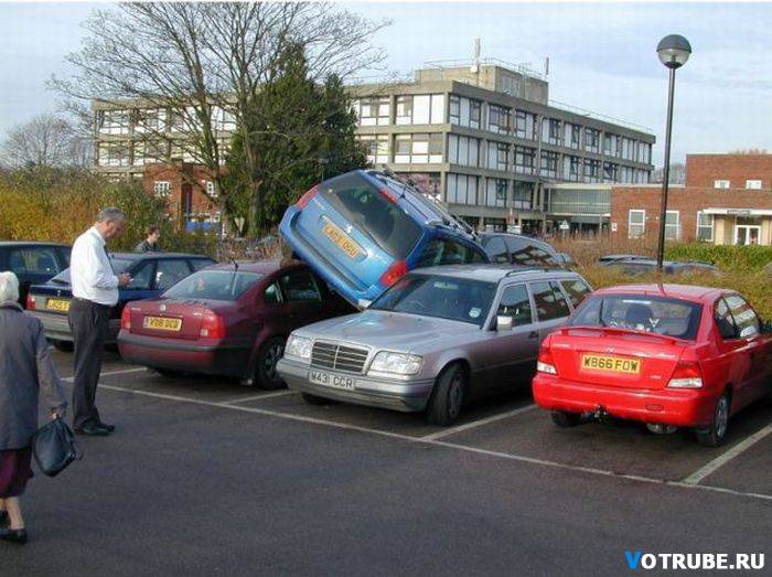 Когда недавно за рулём: подборка смешных фото про парковку