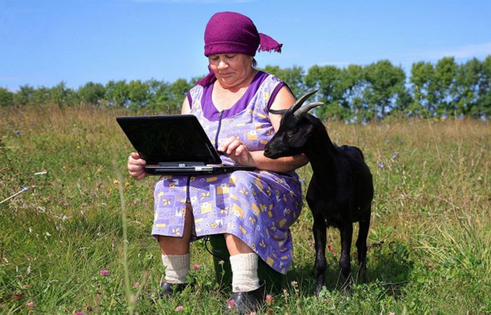 Когда внук подарил ноутбук. Подборка забавных фото, на которых бабушки столкнулись с современными технологиями