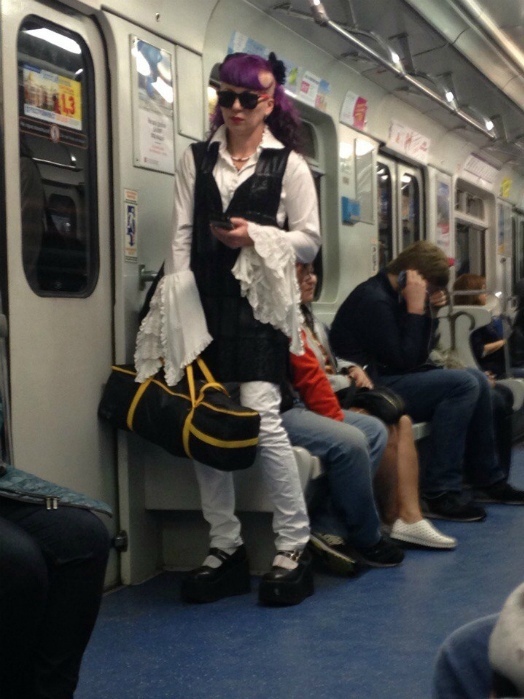 Странные наряды людей в метро