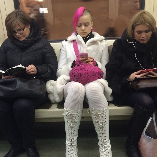 Странные наряды людей в метро