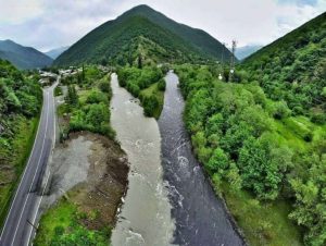 Черно-белая река в Грузии