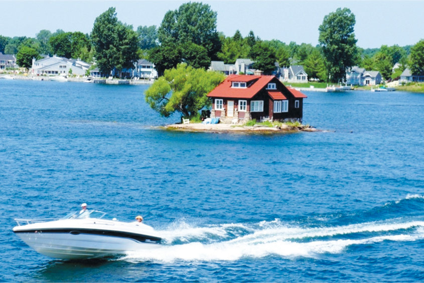 Самый маленький обитаемый остров в мире на реке Святого Лаврентия, вдоль границы Канады и США