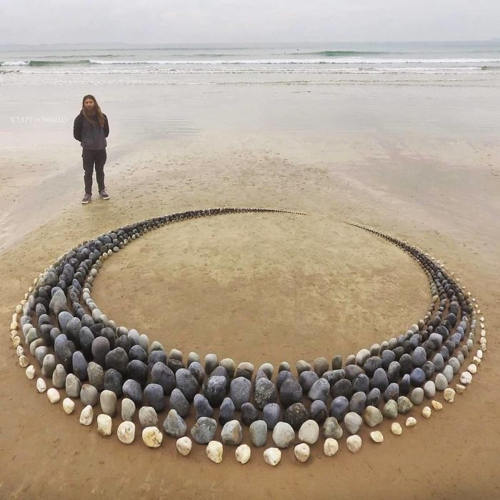 Необычные композиции из камней в разных местах Уэльса