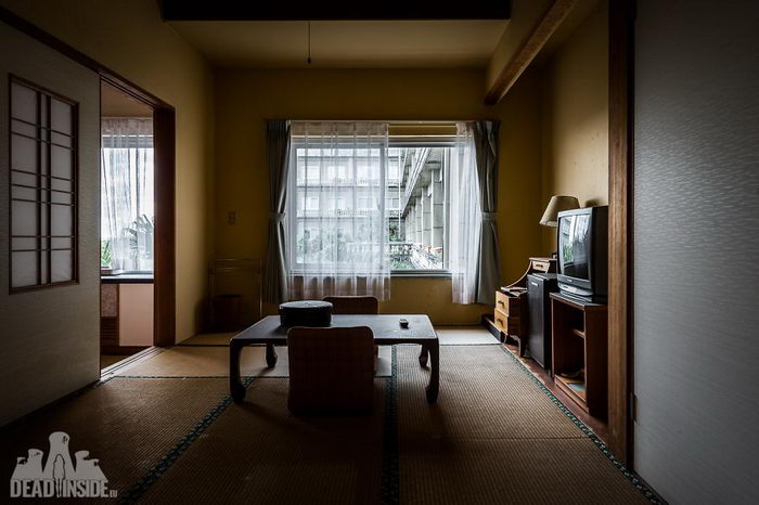 Огромный заброшенный отель в Японии