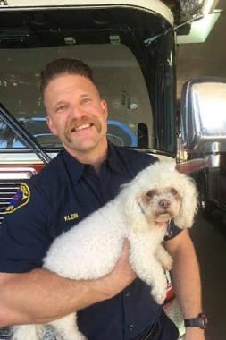 Пожарный спас маленькую собачку с помощью искусственного дыхания