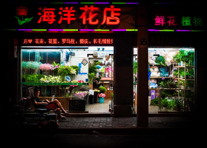 Неоновые вывески и вечная торговля в Шанхае