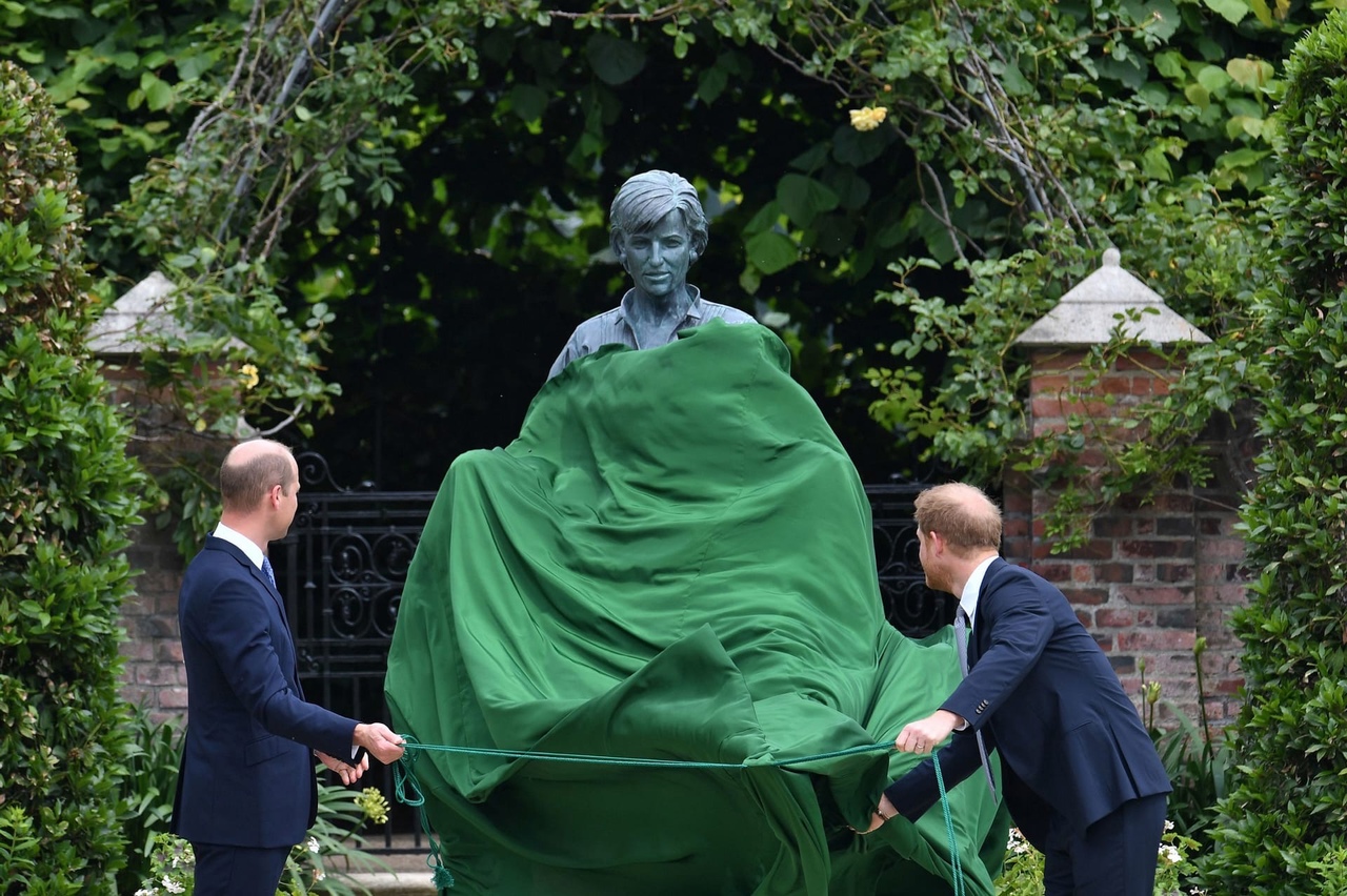 Принцы Уильям и Гарри открыли памятник принцессе Диане в Лондоне