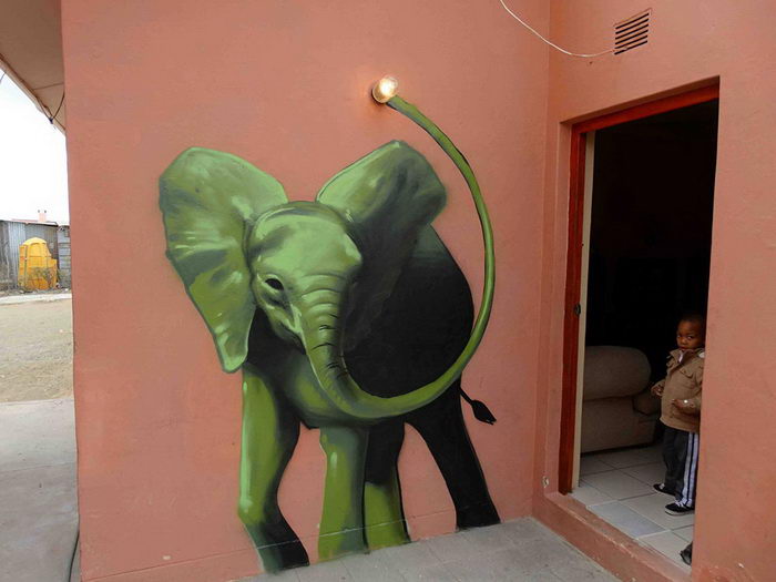 Уличный художник врисовывает слонов в городскую жизнь