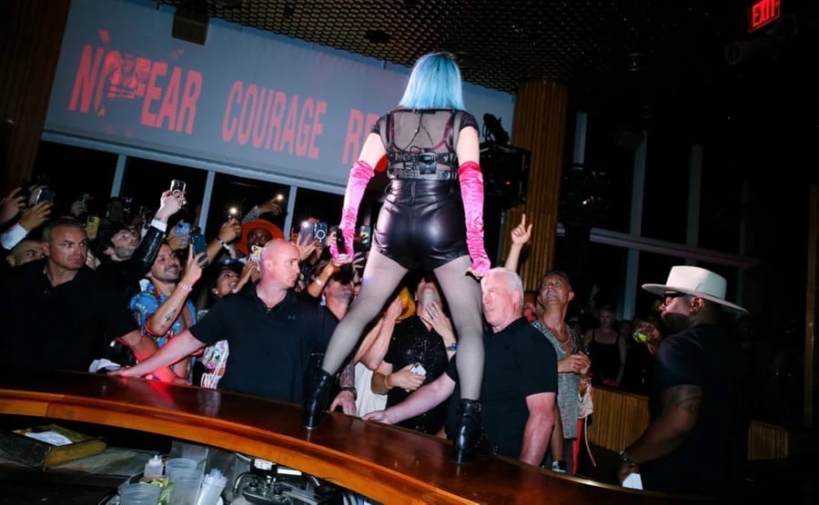 Мадонна выступила в гей-клубе в откровенном наряде с обнаженной грудью