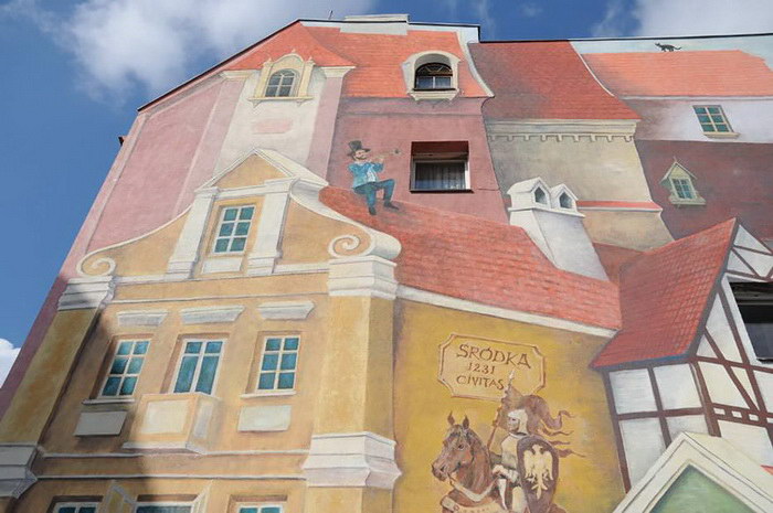 Необычное граффити, показывающее историю старого городка