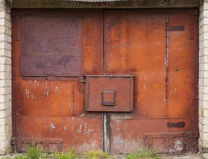 Литовские двери гаражей в фотографиях