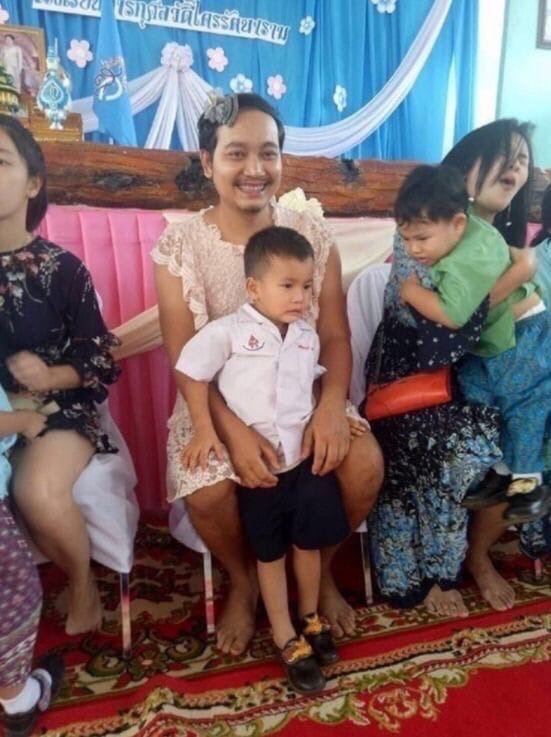 Отец-одиночка из Таиланда стал звездой соцсетей
