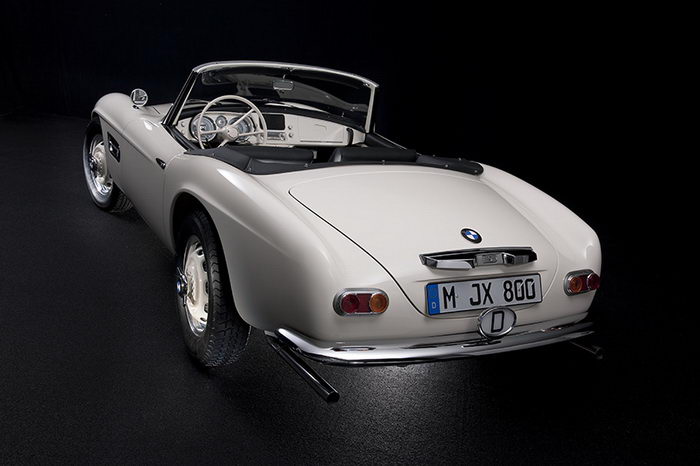 Не так давно специалисты BMW превратили легендарную машину из хлама в полностью рабочую