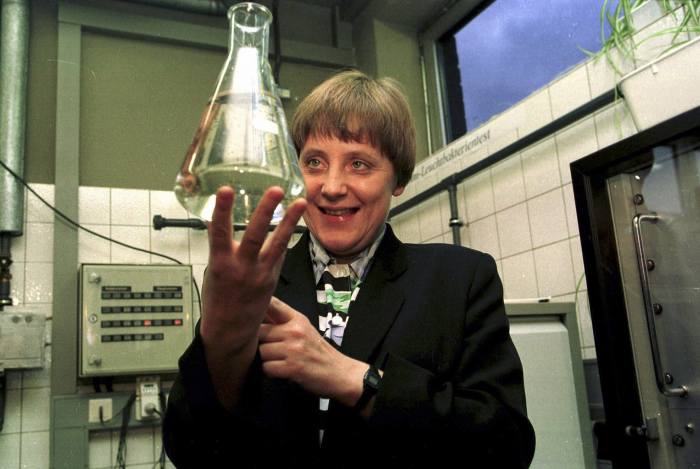 Из канцлера в учителя: что будет делать Меркель после отставки?