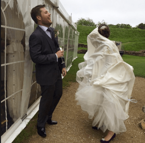 Свадебные фото: веселье заказывали или как у всех будет? Подборка нескучных кадров