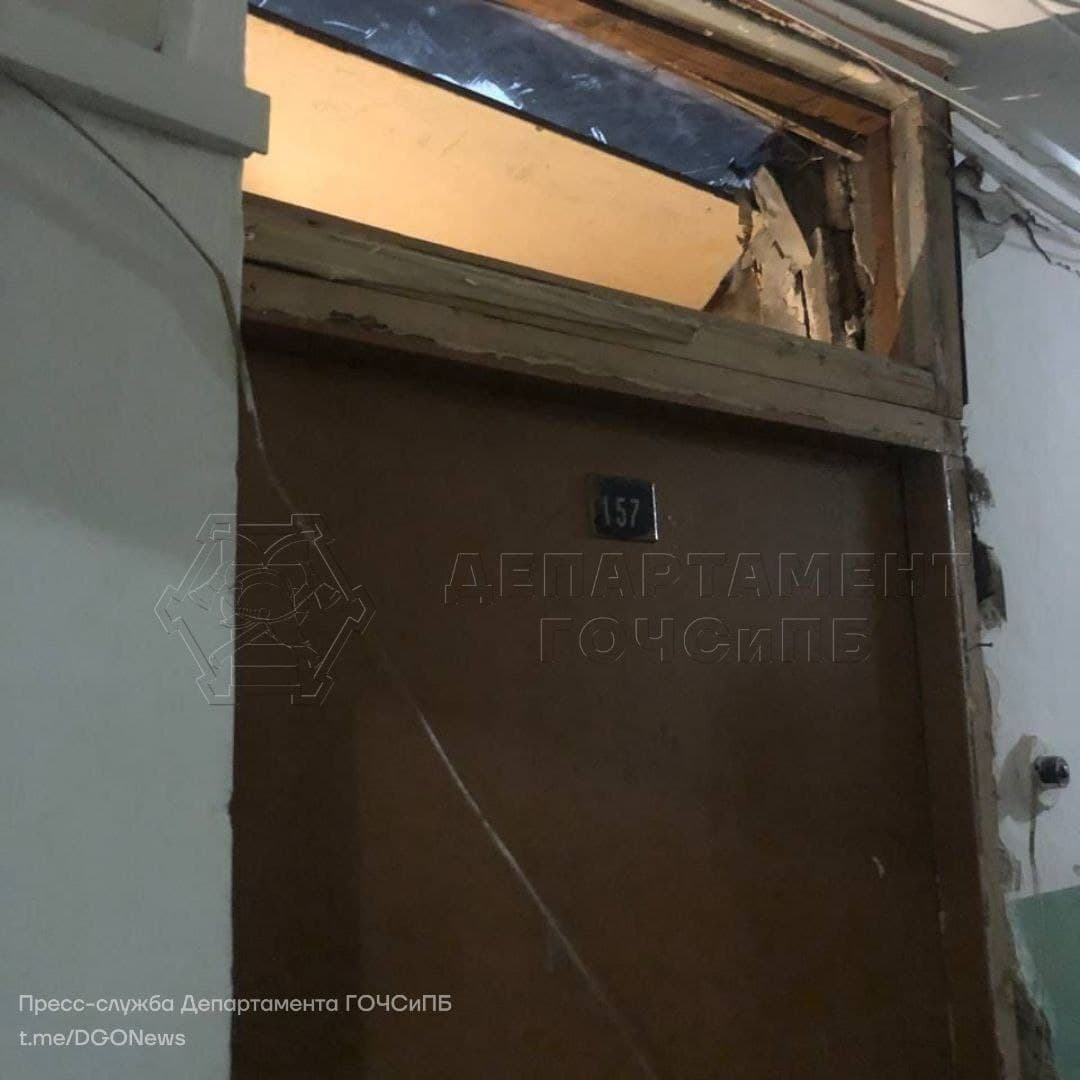 В Москве спасатели спасасли мужчину, которого засыпало мусором в квартире