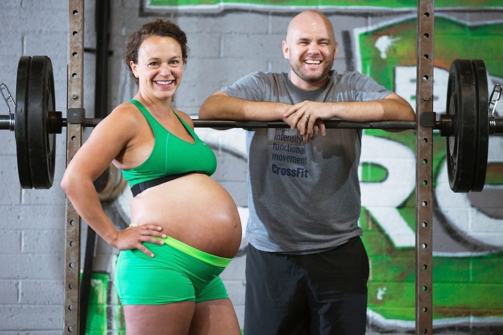 Женщина жмет штангу на 9-м месяце беременности
