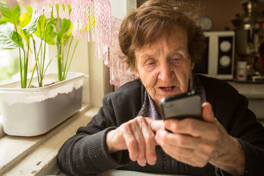 Купите бабушке смартфон