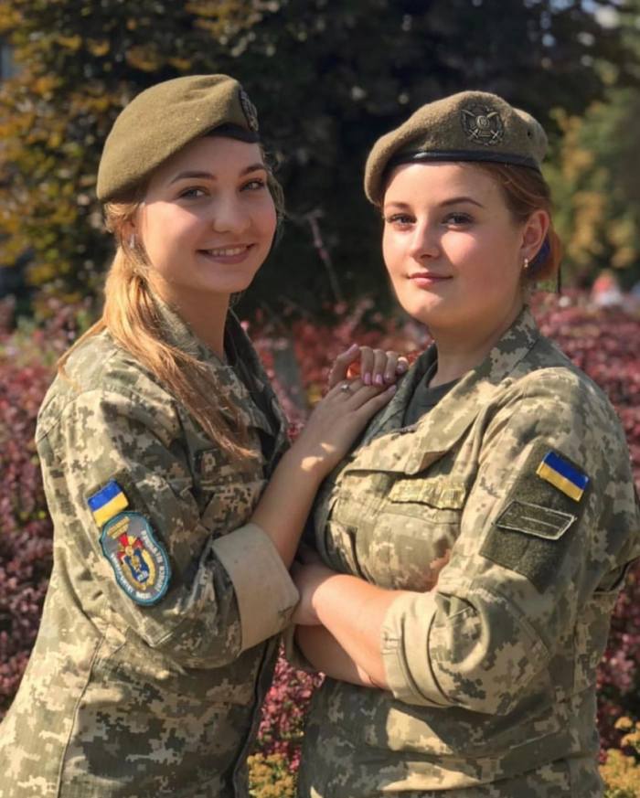 Подборка красивых девушек в военной форме